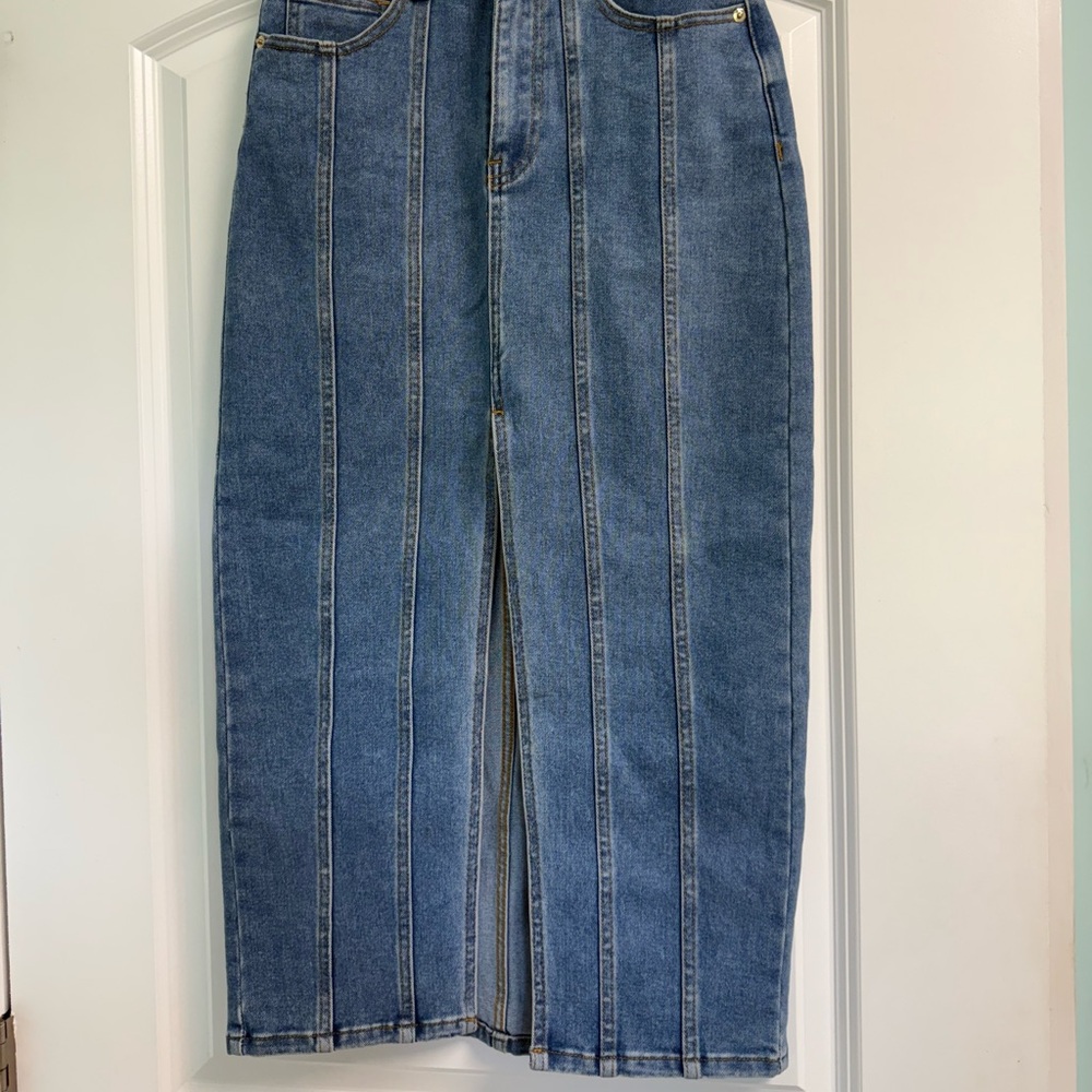House of Harlow 1960 Nicole Ritchie Denim midi skirt
Size 4